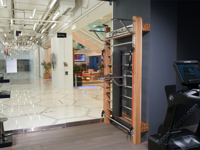 Шведская стенка из шпона дуба с эспандерами, брусьями и скамьей Desire Eco Slab Plus